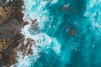 Description Fierce waves splashing at surf beach in Bay of islands, New Zealand.